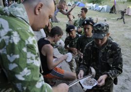 Владимир Архипов раздаёт завтрак
