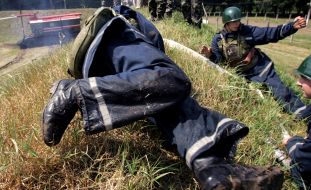 Солдати пожежного розрахунку