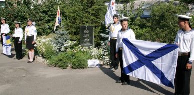 Mass meeting in memory of lost submariners of ”Kursk”