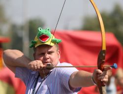A man shorts a bow