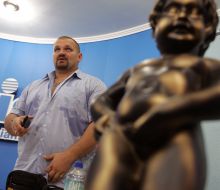 Василий Вирастюк возле символа Брюсселя ”Manneken Pis”