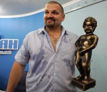 Василий Вирастюк держит копию символа Брюсселя ”Manneken Pis”