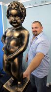 Василий Вирастюк держит копию символа Брюсселя ”Manneken Pis”