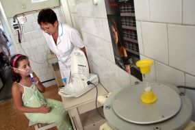 A doctor controls the process of inhalation