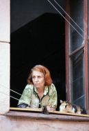 Женщина смотрит в окно