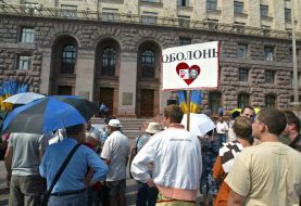 People near building of Kiev city council