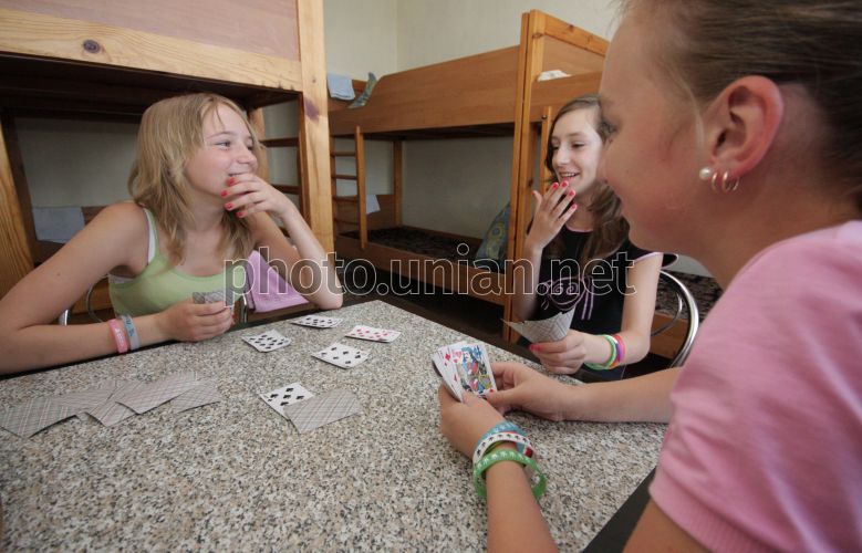 Школьники играли в карты на раздевание играть на картах способы