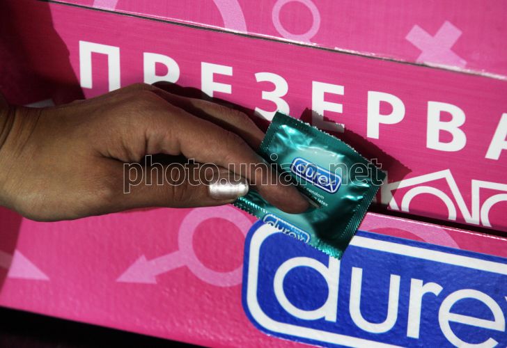 Стоковые фотографии по запросу Девушка презерватив