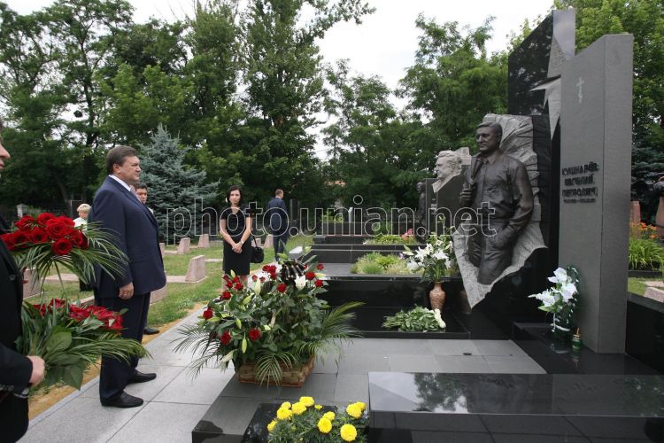 Янукович умер. Могила Виктора Януковича младшего. Могила сына Януковича.