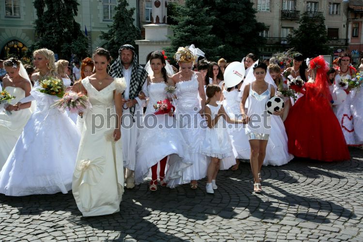 Девушки В Свадебных Платьях Фото
