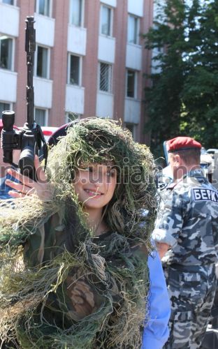 Стоковые фотографии Солдат Красивые Девушки, Одетые В Камуфляж С Пистолетом премиум-класса