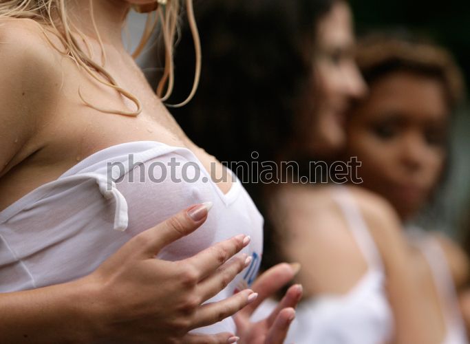 Участница конкурса красоты оголила грудь во время демонстрации бикини (видео)