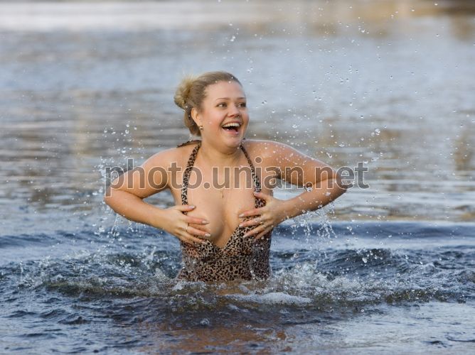 Женщинам разрешили купаться в общественных бассейнах Берлина с обнаженной грудью