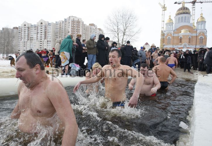 Откуда пошла традиция на Крещение нырять в прорубь?