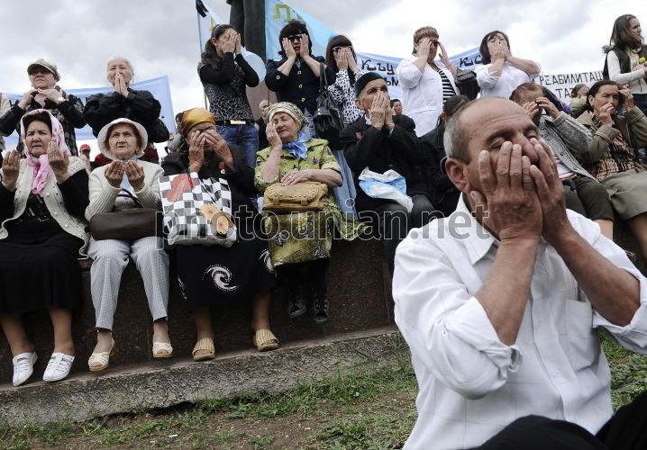 Весь народ от мала. Крымские татары на демонстрации в годовщину депортации.