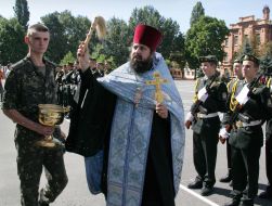 Священнослужитель освячує курсантів