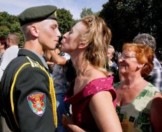 Родичі вітають курсанта