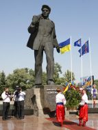 Laying-on of flowers to the monument of Aleksey Stakhanov