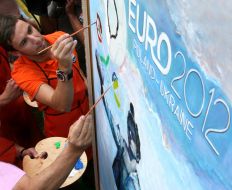 Даріо Срна малює емблему