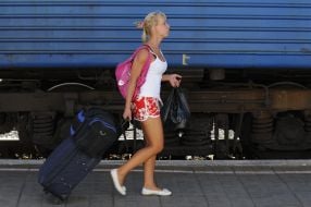 She carries a suitcase on Peron