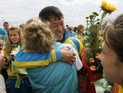 Родичі зустрічають спортсменів