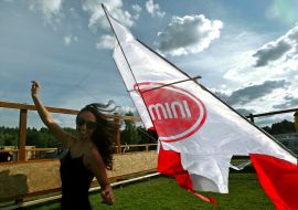 Девушка запускает воздушного змея