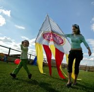 Девочка запускает воздушного змея