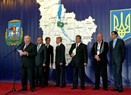 Виктор Слаута выступает с речью