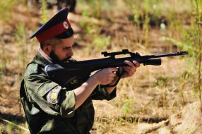 Казак проверяет оружие