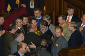 Yushchenko’s team greet him after he has taken an oath