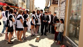 Gypsies sing for graduates