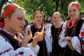 Artistes in Ukrainian national suits