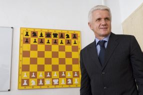 Vladimir Litvin at the opening of the chess club
