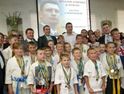 Vitaly Klichko with the pupils of sporting sections