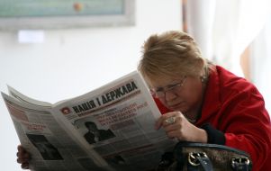 Женщина читает газету