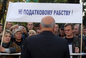 Gennady Moskal socializes with the participants of the mass meeting