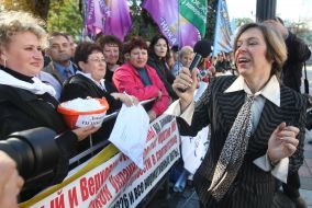 Kseniya Lyapina socializes with the participants of the mass meeting