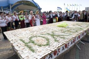 4,5 thousand sandwiches with bacon