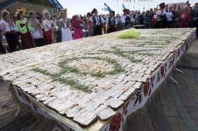 4,5 thousand sandwiches with bacon