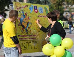 Signatures on ”Letter to the world”