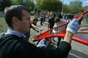 Участники акции красят детскую площадку