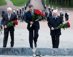 Laying-on of flowers to the monument to the victims of Babiy Yar