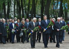 Laying-on of flowers to the monument to the victims of Babiy Yar