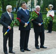 Laying-on of flowers to the monument to the victims of Babiy Yar