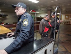 Виктор Коцюра общается с охраной