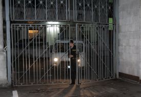 Охранник возле ворот