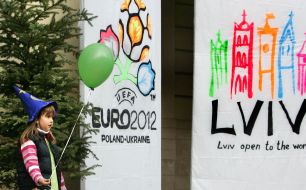 Девочка возле логотипа УЕФА Евро-2012