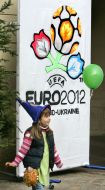 Девочка возле логотипа УЕФА Евро-2012