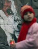 Девочка держит свечу