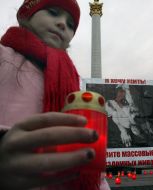 Девочка держит свечу